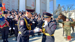 На праздновании Дня Победы в Петербурге полицейский сделал предложение своей коллеге