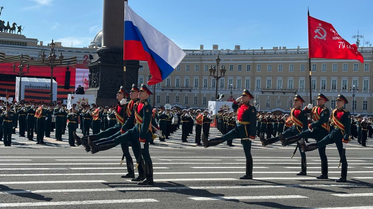 На Дворцовой площади прошел парад в честь 80-летия Победы в Великой Отечественной войне