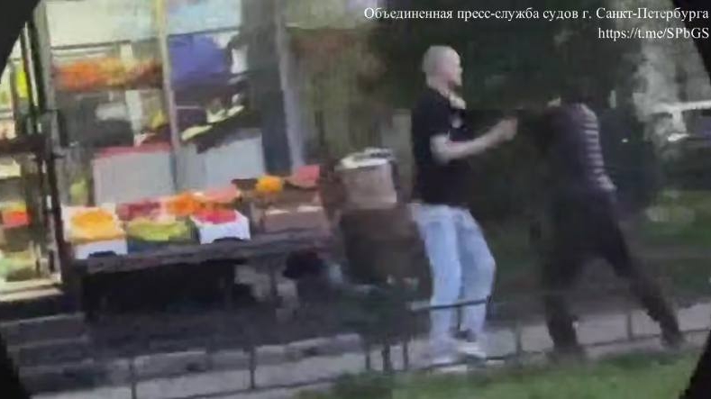 Пьяного петербуржца арестовали на десять суток за нападения на прохожих в День Победы