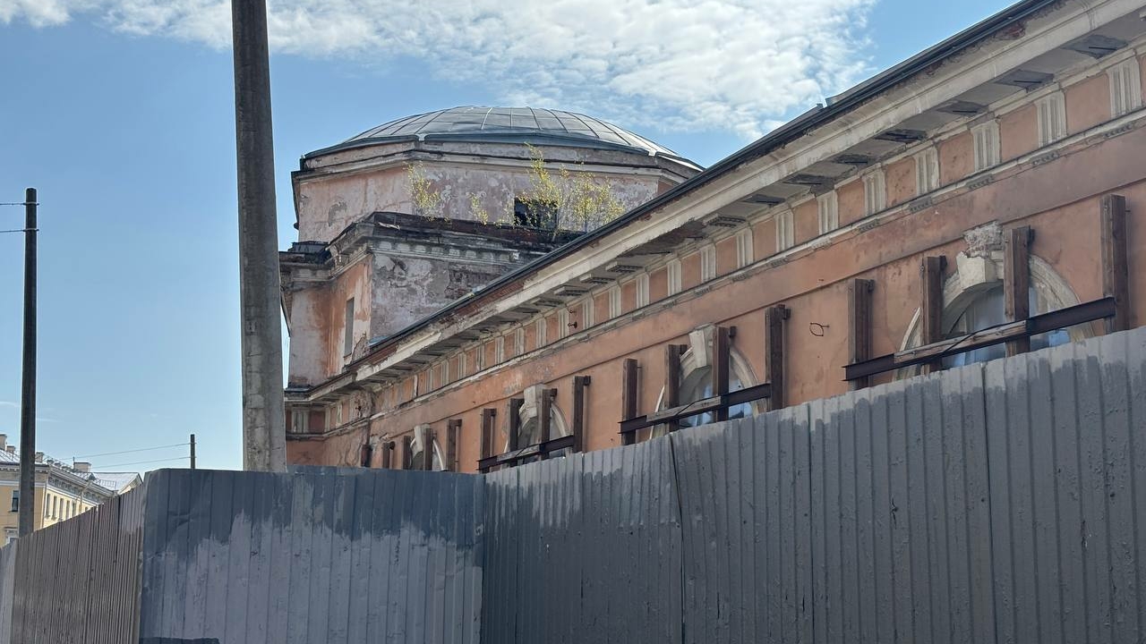 Конюшенное ведомство медленно «умирает» прямо в центре Петербурга: фоторепортаж аварийного памятника архитектуры