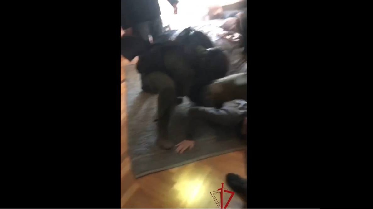 В Петербурге во время обысков у иностранца нашли запрещенную литературу: его подозревают в пропаганде терроризма
