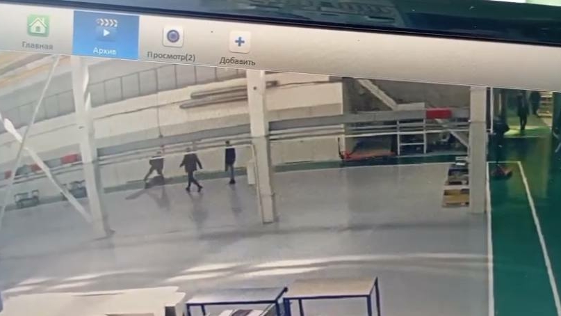 В Петербурге электромонтер упал с лестницы во время работ