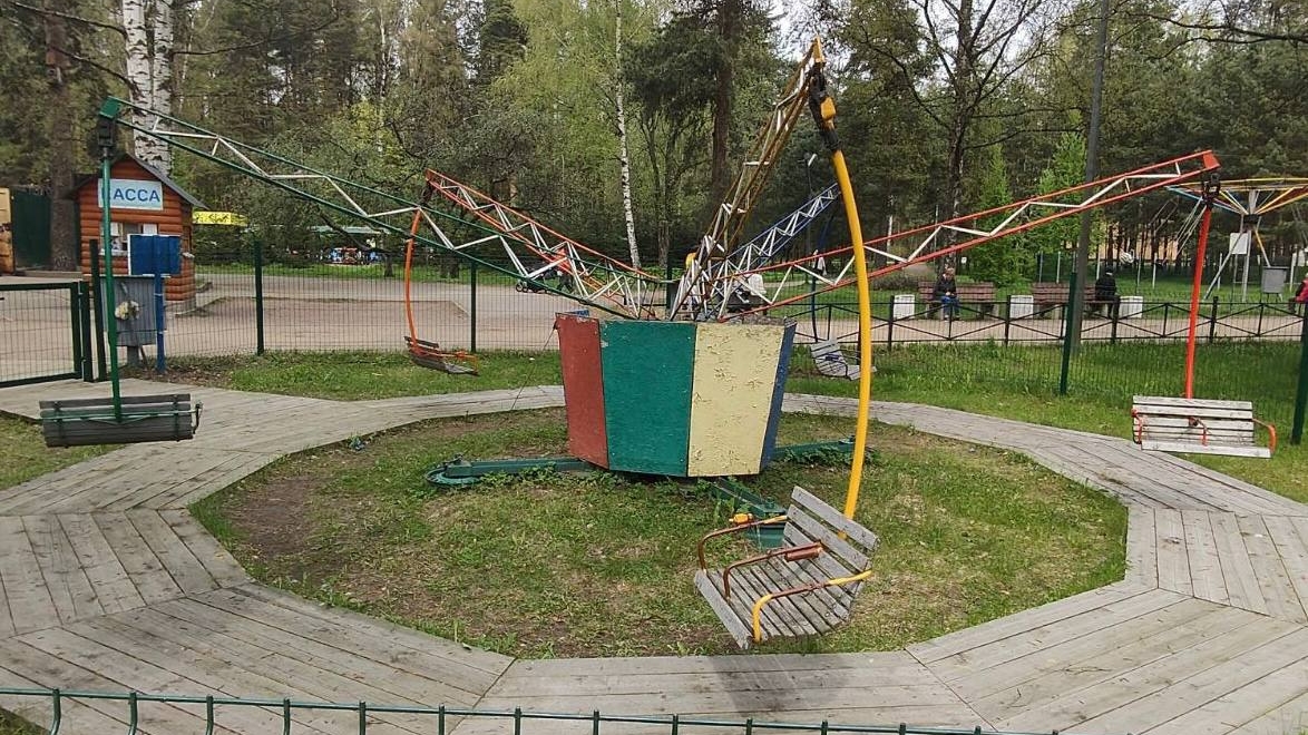 Прокуратура нашла нарушения на старых и ржавых аттракционах в «Сосновке»