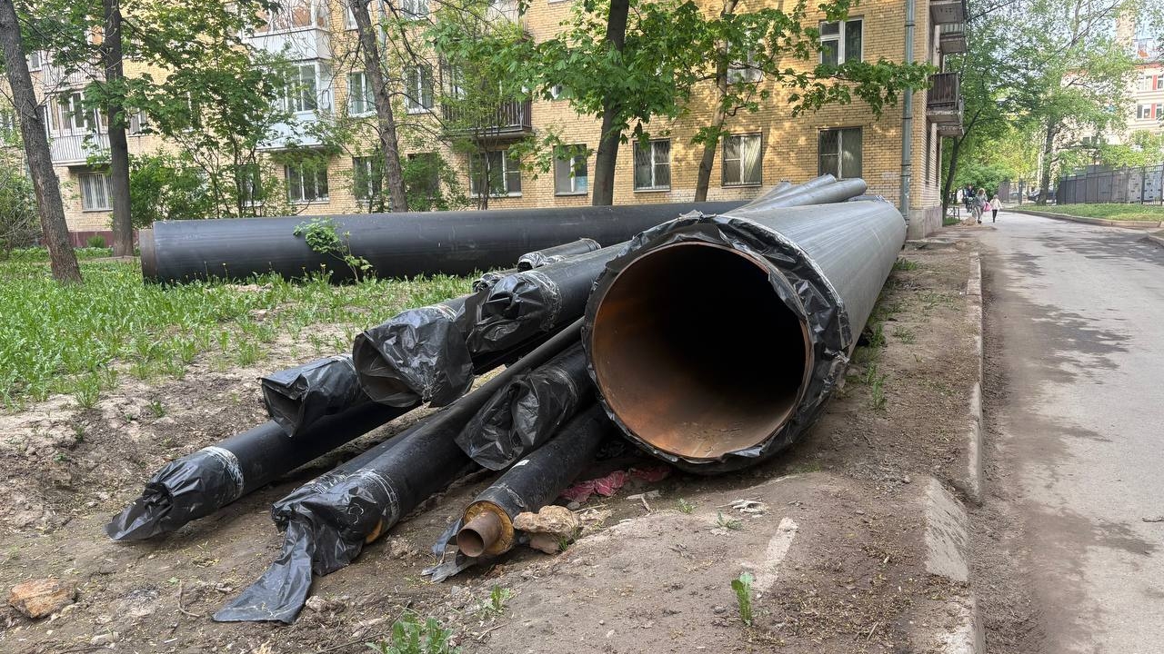 Фонтан кипятка взмыл в небо из прорванной трубы возле метро «Рыбацкое»