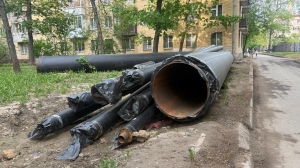 Фонтан кипятка взмыл в небо из прорванной трубы возле метро «Рыбацкое»
