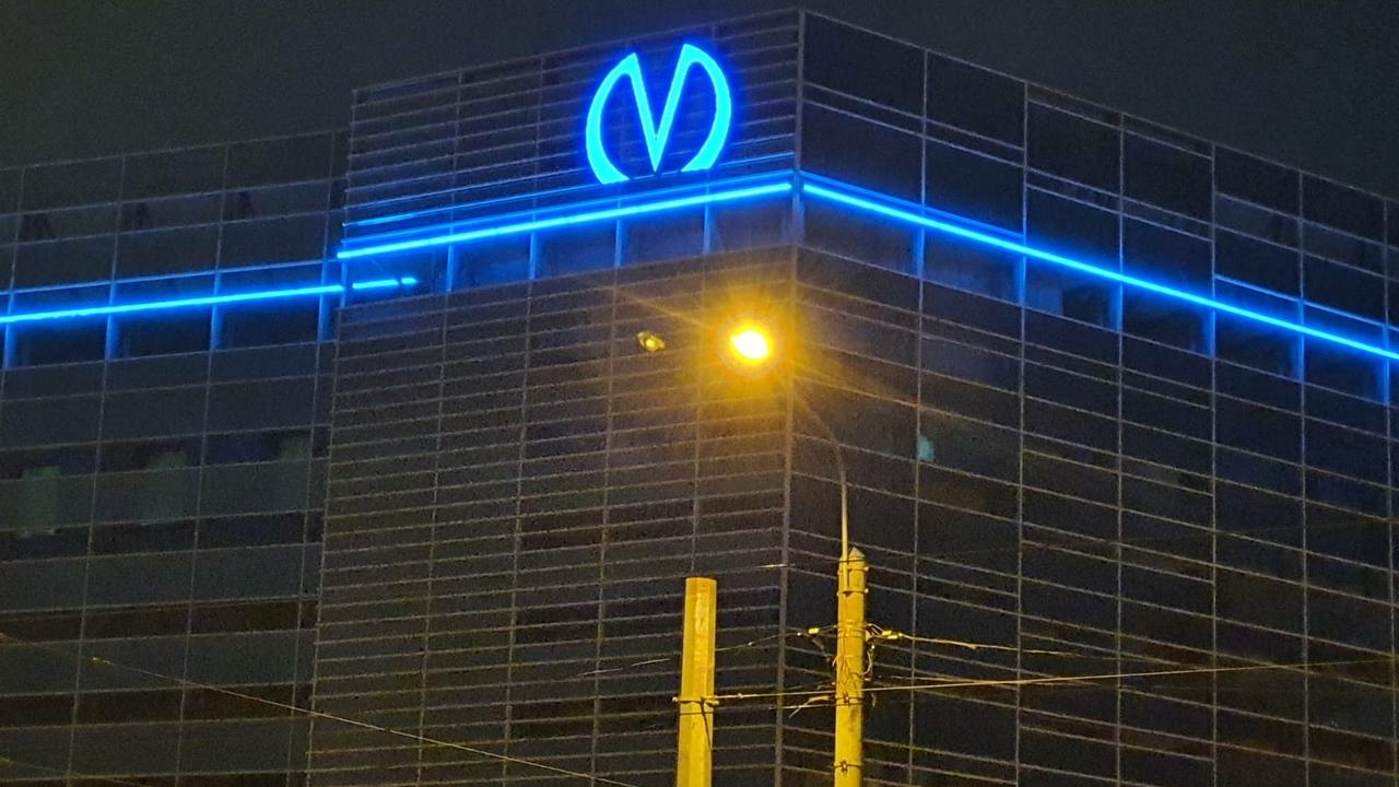 В Петербурге засветилась буква «М» на здании будущей станции метро «Юго-Западная»