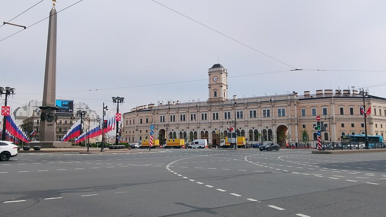 Петербургский Водоканал исправляет последствия разлива воды на площади Восстания