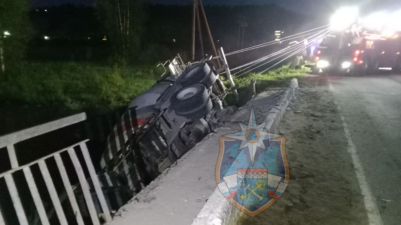 В Ленобласти грузовик с погибшим дальнобойщиком доставали из реки всю ночь