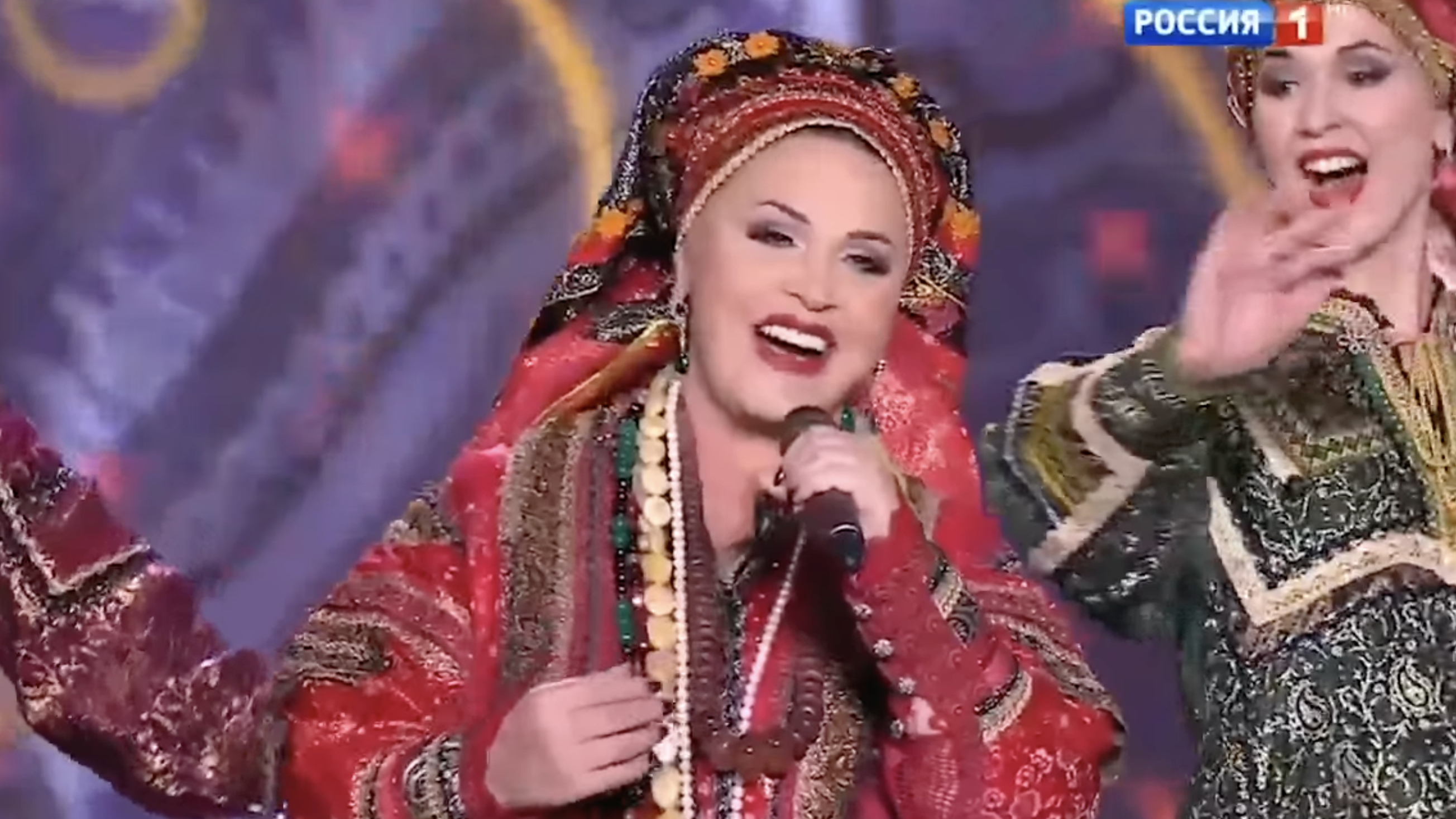 «Еле отодрала жакет»: Бабкина вышла на сцену с окровавленной рукой на своем концерте