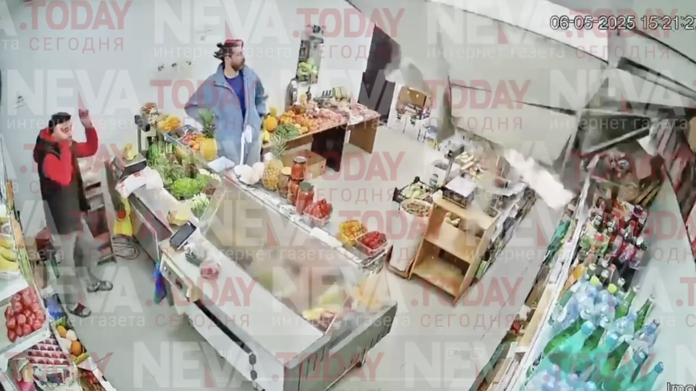 Видео с моментом обрушения потолка в магазине на Садовой: продавец и покупатель не пострадали чудом