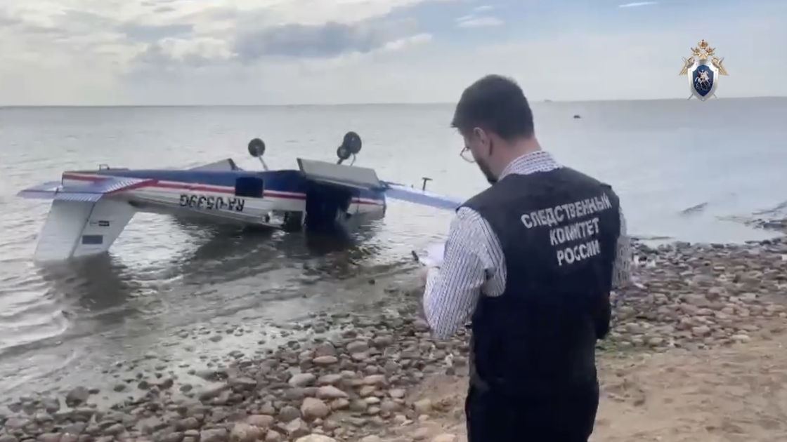 За штурвалом самолета во время аварийной посадки в Кронштадте был врач-хирург