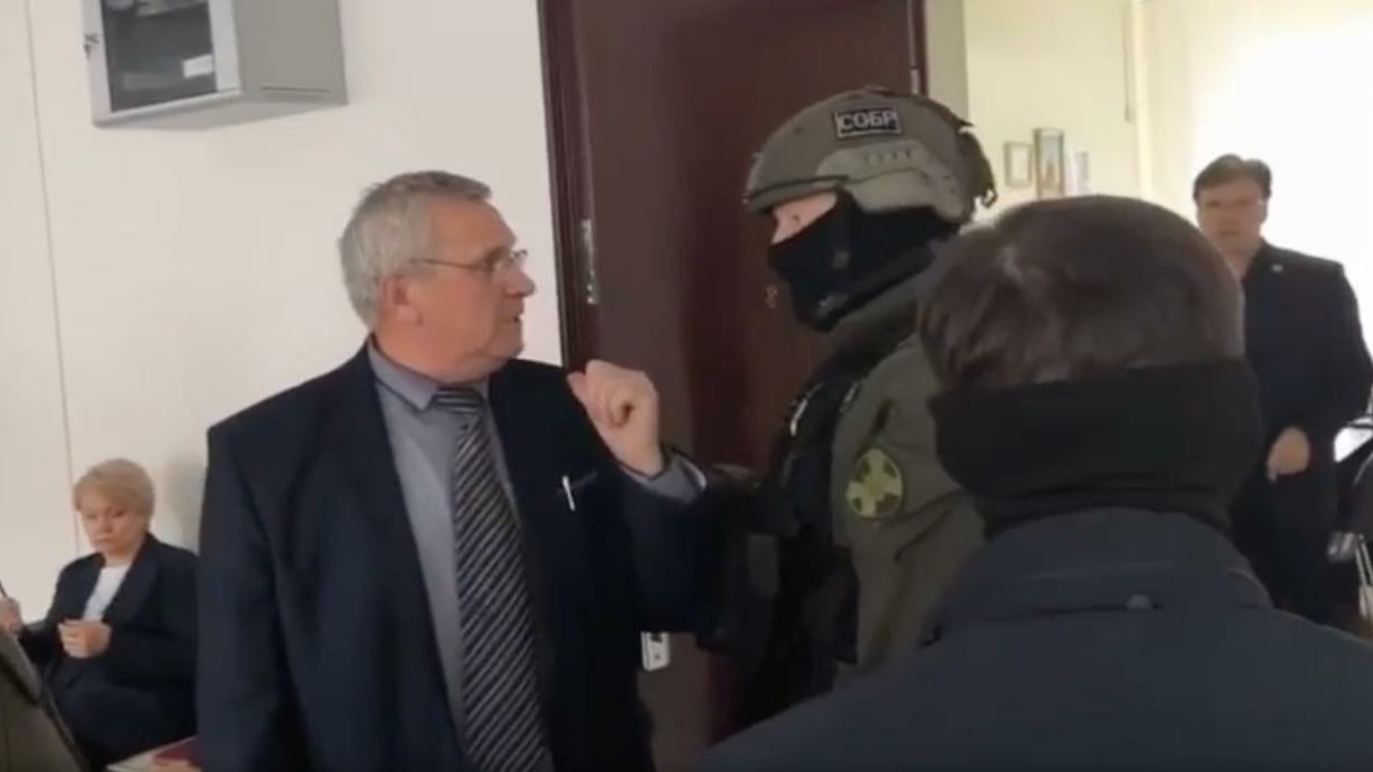 Ректора Гатчинского университета увезли на допрос по делу о создании канала нелегальной миграции. Видео, как это было