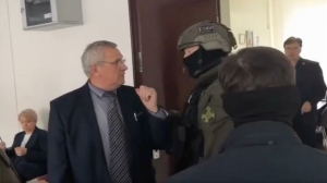 Ректора Гатчинского университета увезли на допрос по делу о создании канала нелегальной миграции. Видео, как это было