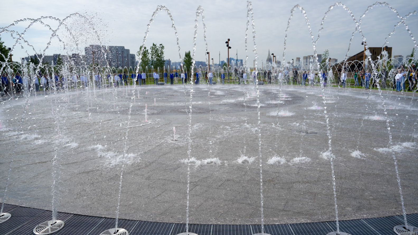Лето близко: в Петербурге заработали 96 фонтанов