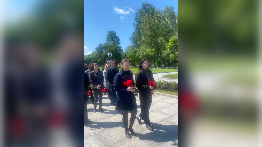 Сотрудники Государственной инспекции труда в Петербурге возложили цветы в День памяти и скорби