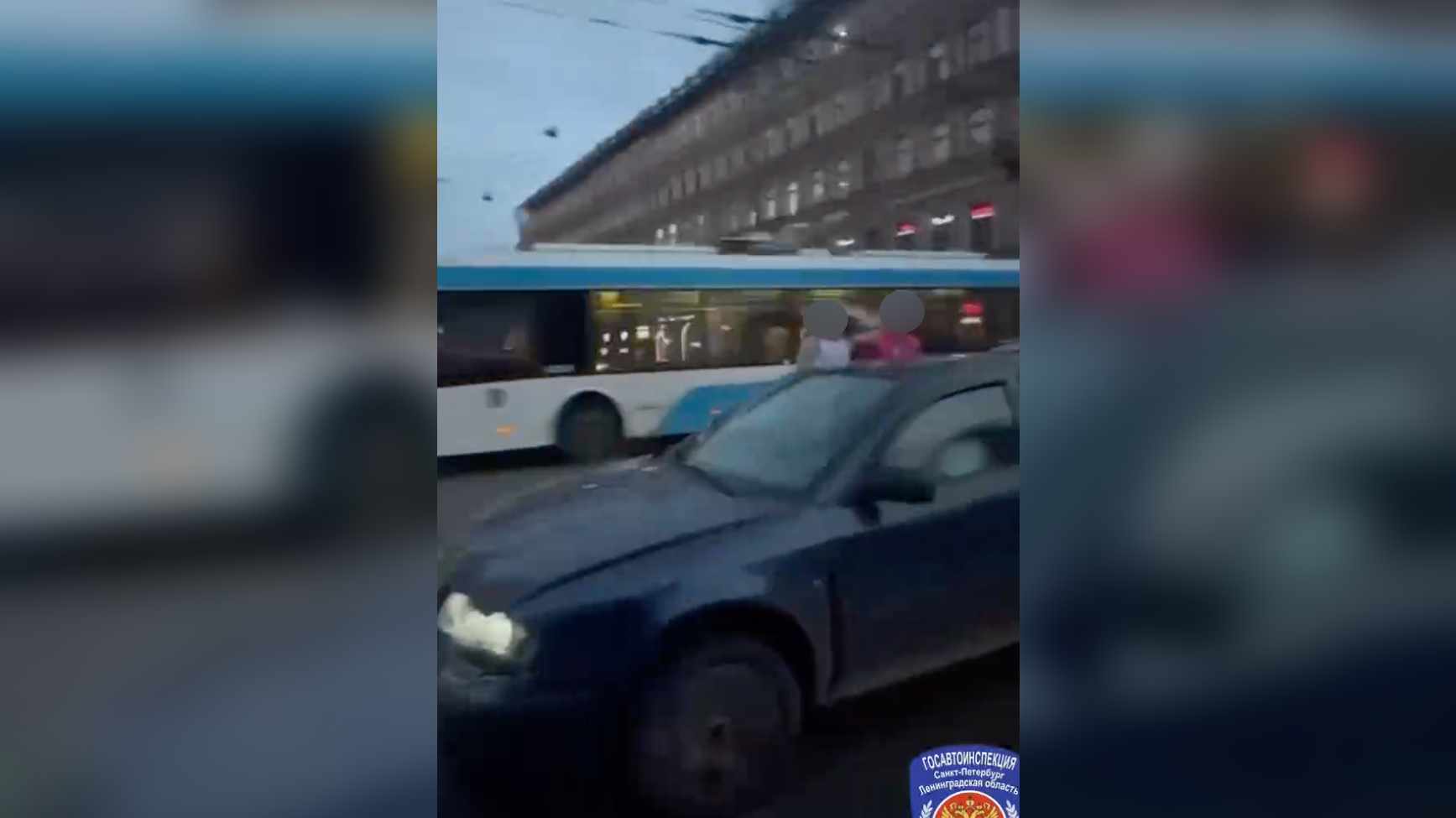 Водителя на Škoda доставили в отдел полиции после поездки двух девушек с «ветерком»