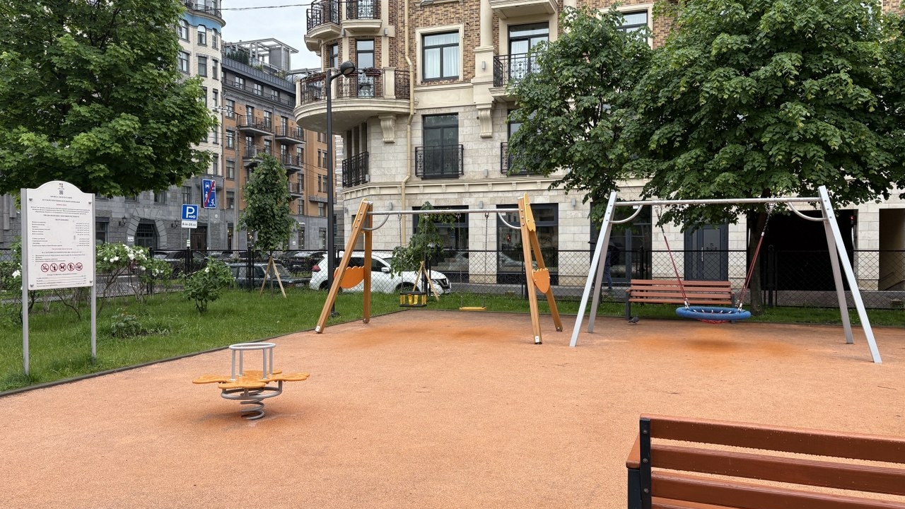 Неработающий петербургский парень направил пистолет в сторону детей на площадке