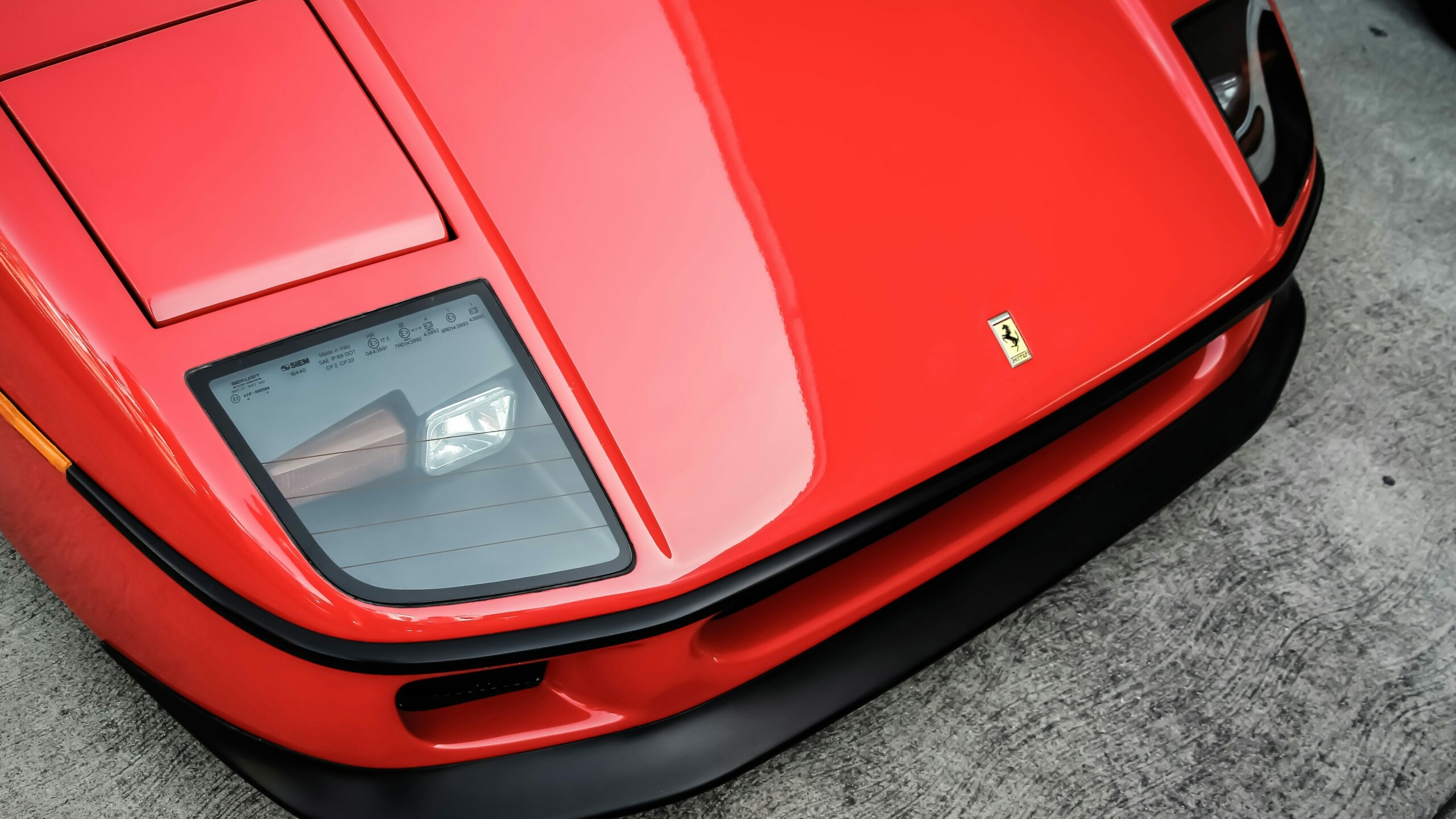 В Москве в результате массового столкновения Ferrari выбросило на обочину