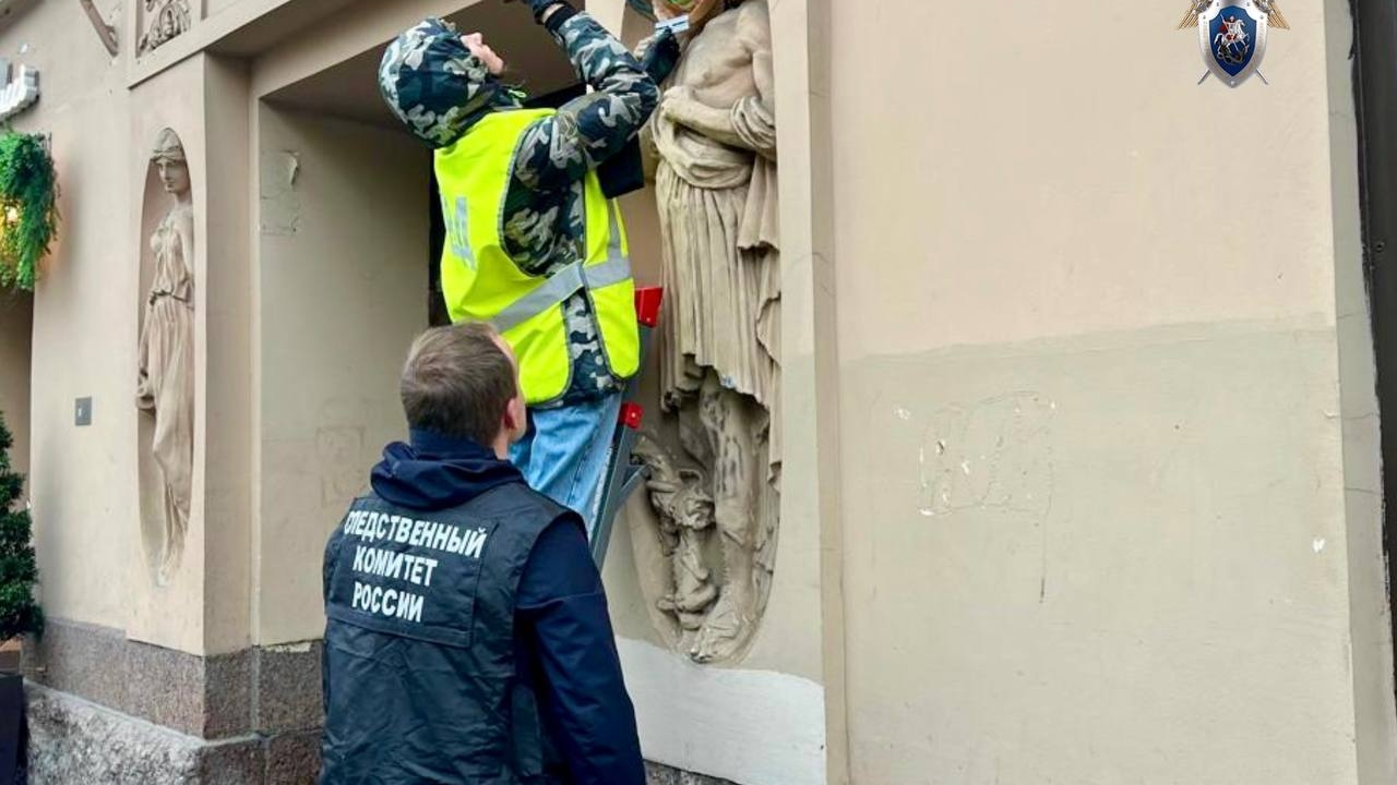 В Петербурге ищут вандалов, облепивших пластилином скульптуру на доходном доме Кирилловых