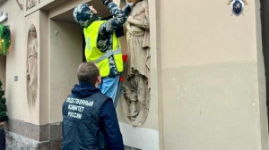 В Петербурге ищут вандалов, облепивших пластилином скульптуру на доходном доме Кирилловых