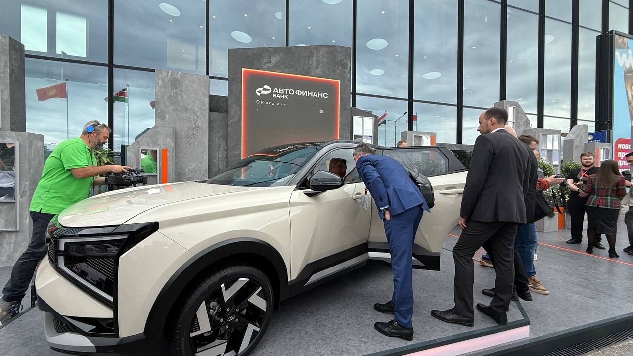 Россиянам раскрыли цену нового авто Lada Azimut после ПМЭФ