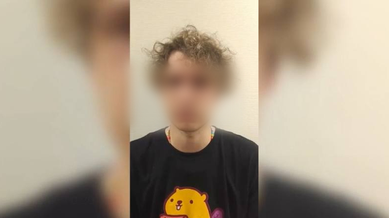 Кудрявый трэш-блогер из Кудрово отправился в отдел за скандальный стрим: обматерил, смял и выбросил флаг РФ