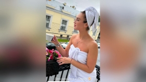 Бузова в одном полотенце снялась напротив святого места в Петербурге. Все ради бодрости