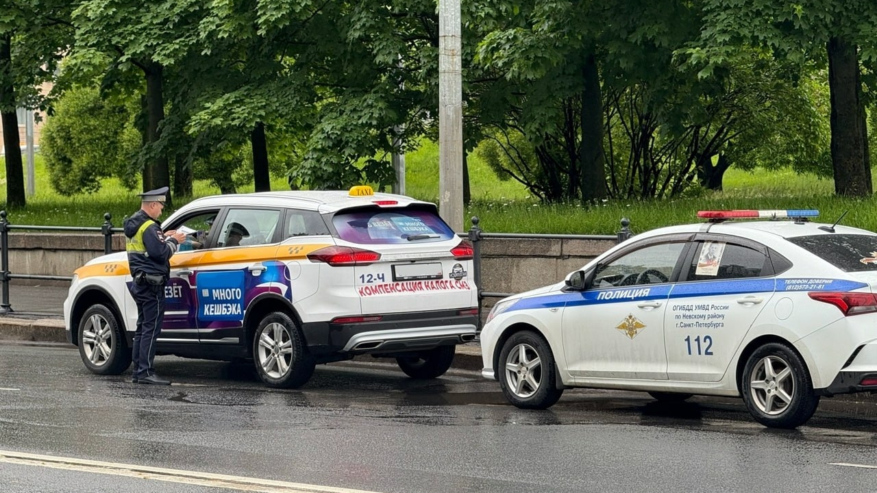 В Петербурге дорожная полиция устроила проверку таксистам