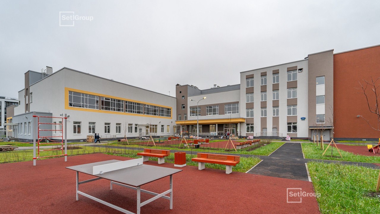 На юге Петербурга появилась новая школа с бассейном