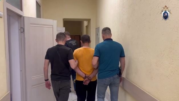 Смерть от табуретки: забившему друга петербуржцу предъявили обвинение