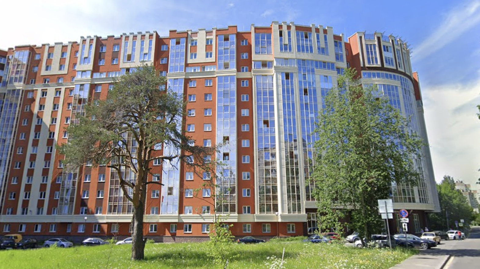 Камень упал на 70-летнего рабочего в ЖК «Левитан» в Мурино