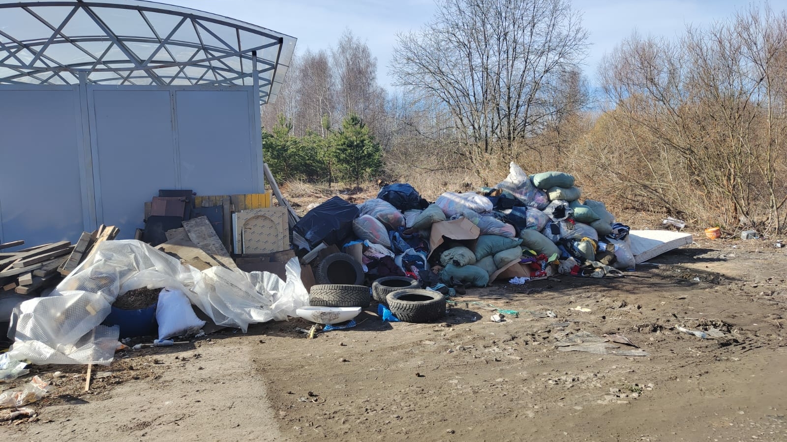 В Петербурге оштрафуют организаторов нелегальной свалки из старой одежды