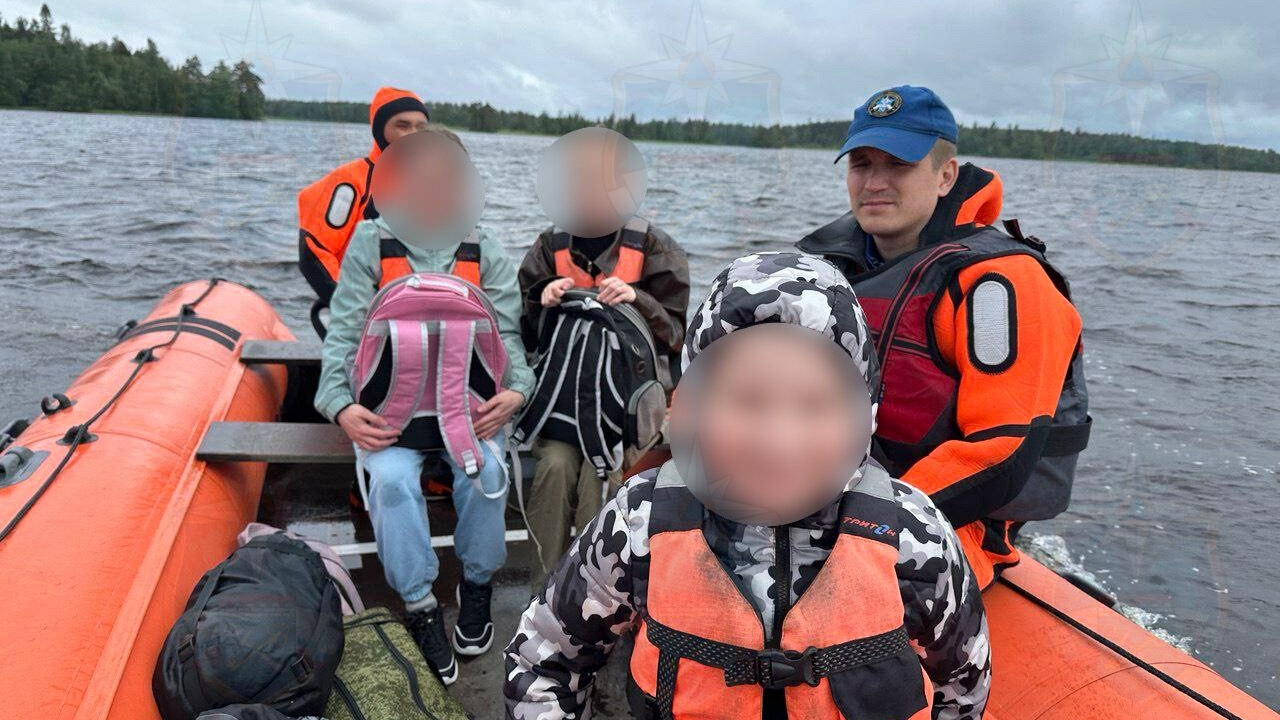 С острова озера Вуокса эвакуировали застрявших там из-за непогоды детей и взрослых