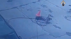 СК показал люк на Октябрьской набережной, где провалился 4-летний мальчик