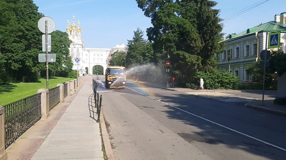 Петербуржцам объяснили, зачем уборочная техника поливает воздух в жару