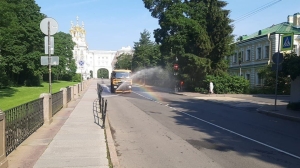 Петербуржцам объяснили, зачем уборочная техника поливает воздух в жару