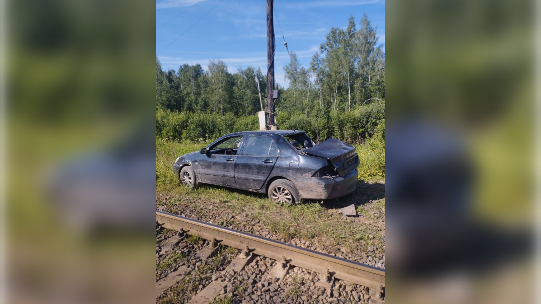 В Ленобласти легковушку раскурочило после столкновения с поездом на путях