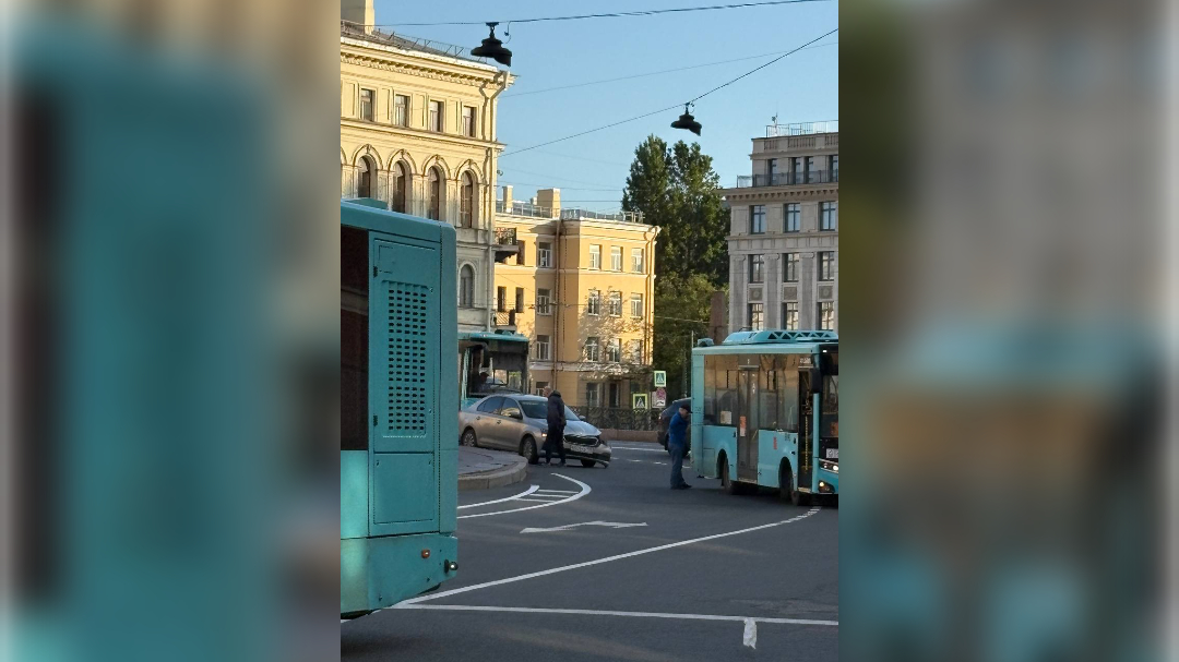 Две полосы движения у Поцелуева моста перегородил попавший в ДТП автобус