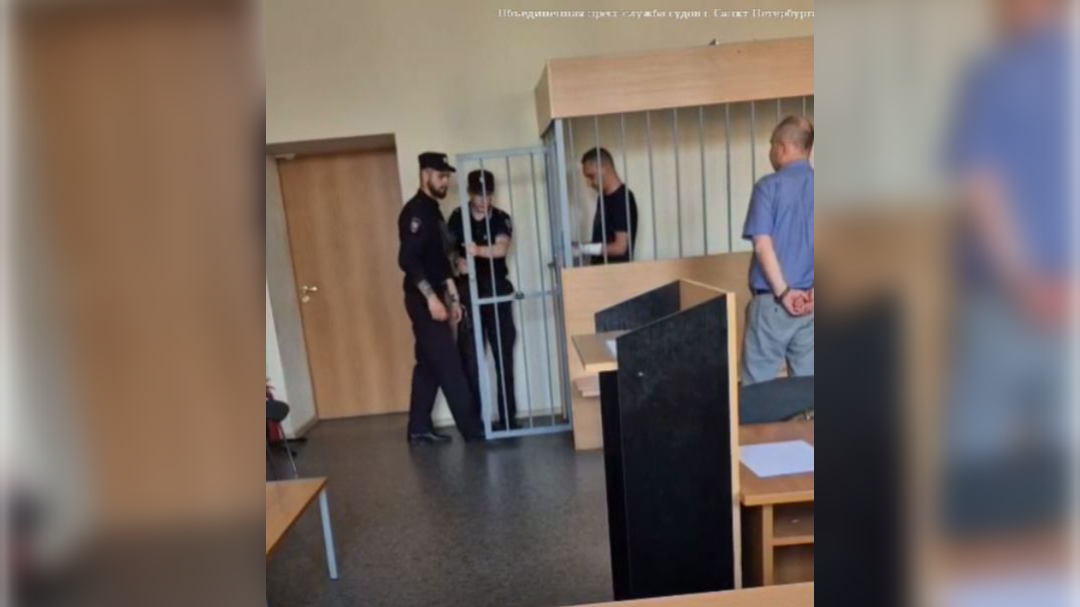 Суд избрал меру пресечения петербуржцу, повисшему на цепи «Авроры» во время прогулки на катере