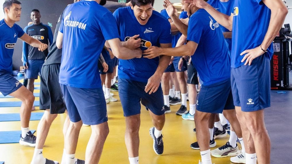 Чемпион мира по боксу Дмитрий Бивол провел тренировку с «Зенитом»