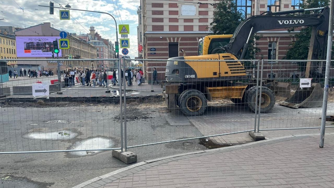 Петербуржцы проходят квест из-за опасных для пешеходов работ подрядчика «Теплосети»