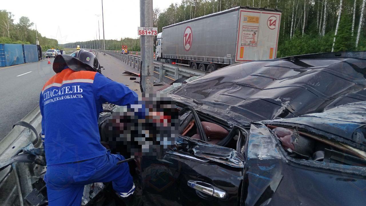 Cadillac в лепешку: спасатели достали водителя из разбитого авто после ДТП с большегрузом в Ленобласти