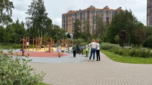 Петербуржцев с сигаретами во рту на детских площадках будут ловить камеры: Смольный выделит 390 млн рублей