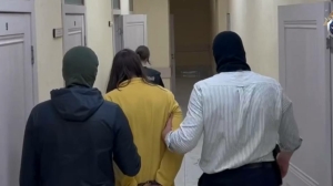 Петербургские силовики задержали молодого длинноволосого комментатора по статье о публичных призывах к терактам