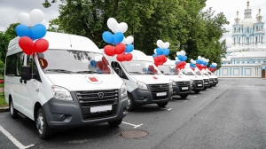 В Петербурге семь многодетных семей получили микроавтобусы
