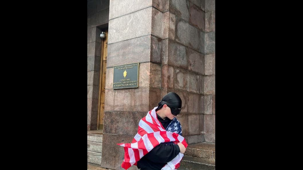Петербургским подросткам с флагом США у здания ФСБ поправили реквизит: кадры с напуганными патриотами