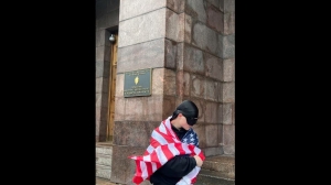 Петербургским подросткам с флагом США у здания ФСБ поправили реквизит: кадры с напуганными патриотами