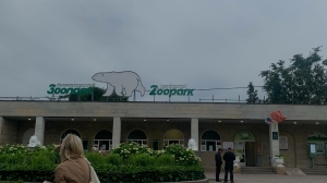 Гости Ленинградского зоопарка накормили харзы с палочки: в зверинце призвали к соблюдению правил
