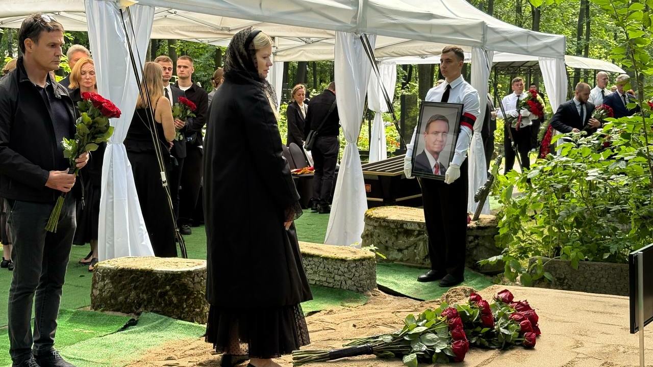 Бывшая жена Старовойта сделала на похоронах неожиданный жест в адрес его девушки