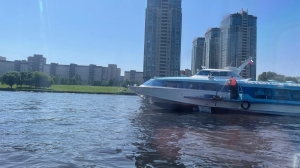 В Петербурге 70 человек застряли в остановившемся на Неве теплоходе